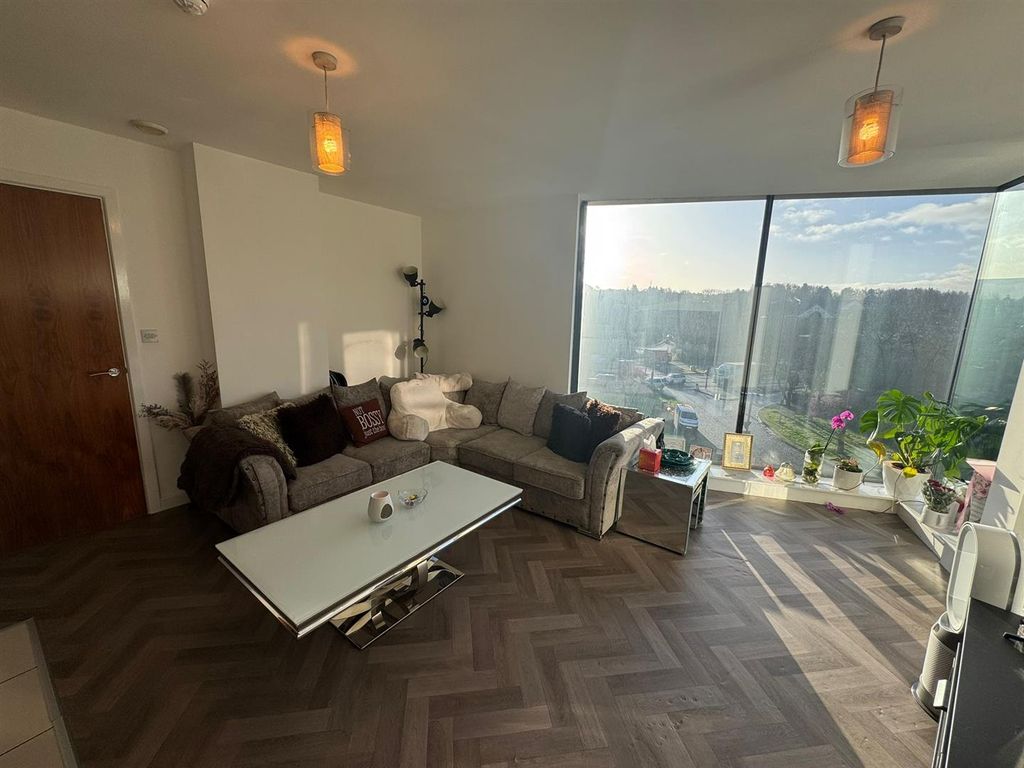 Property photo 1 of 19 Lounge