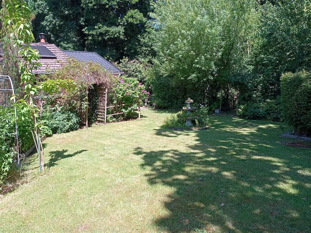 Property photo 3 of 25 Mature Lawned Gardens
