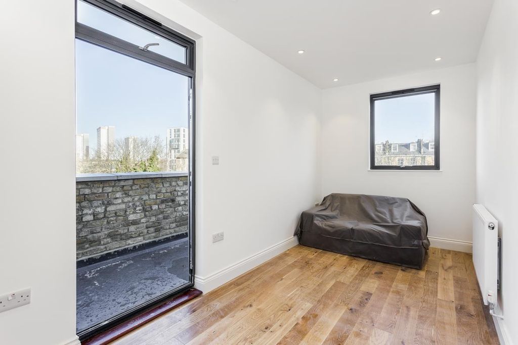 Property photo 2 of 6 Lettings Hammersmith Woodstock Grove  - Reception.