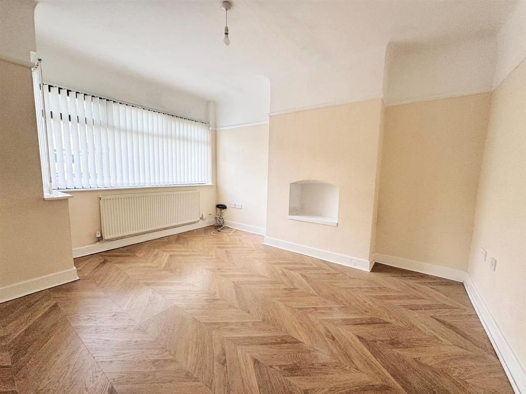 Property photo 3 of 12 Lounge