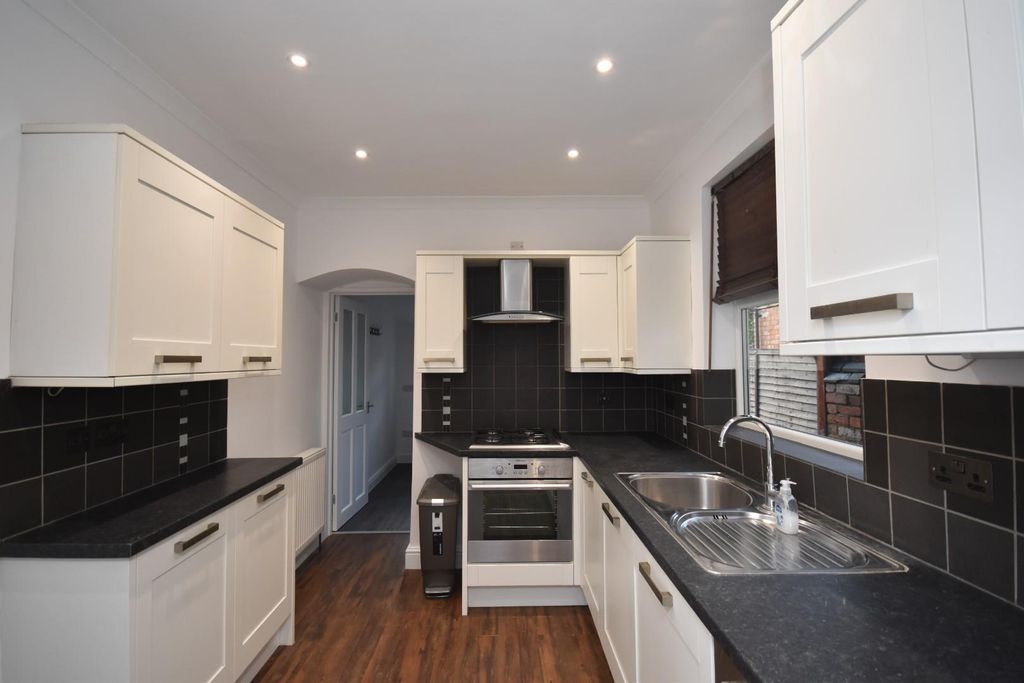 Property photo 3 of 9 Kitchen.Jpg