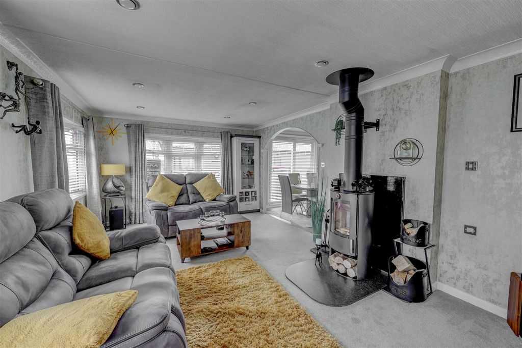 Property photo 3 of 16 Lounge