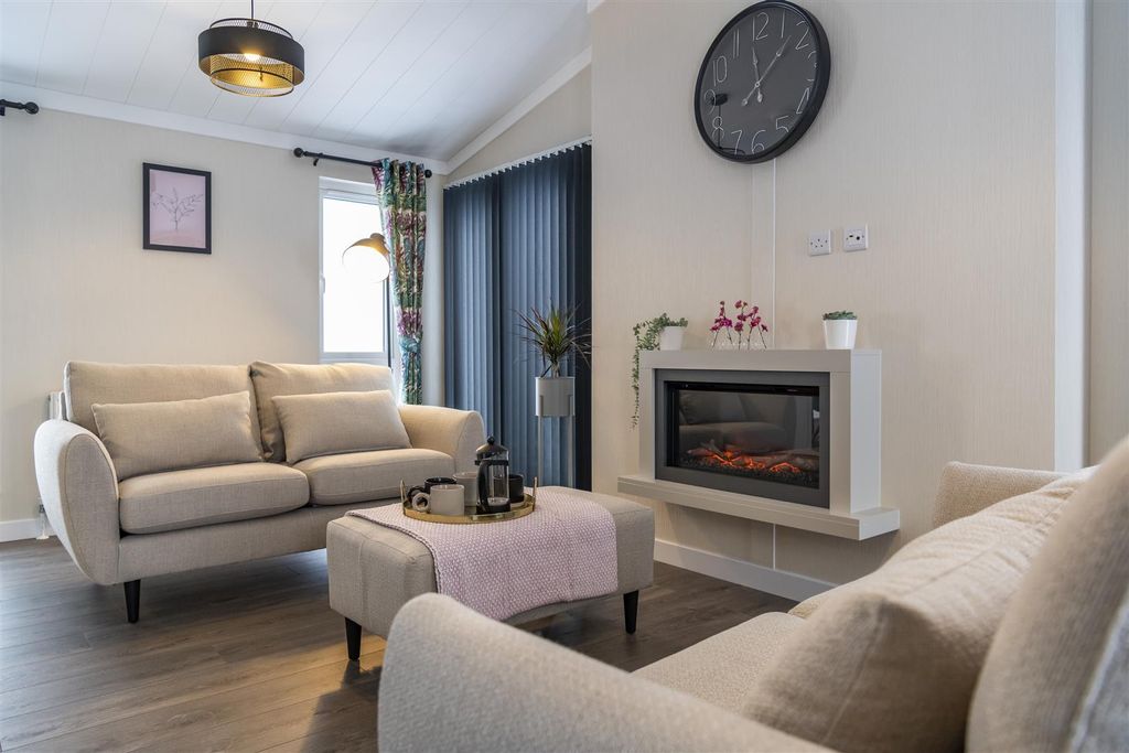 Property photo 2 of 32 Ikon-063.Jpg