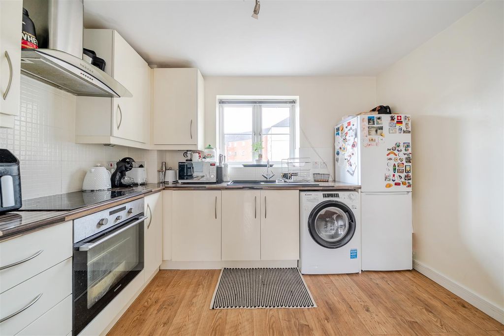 Property photo 3 of 12 Kitchen / Diner / Lounge
