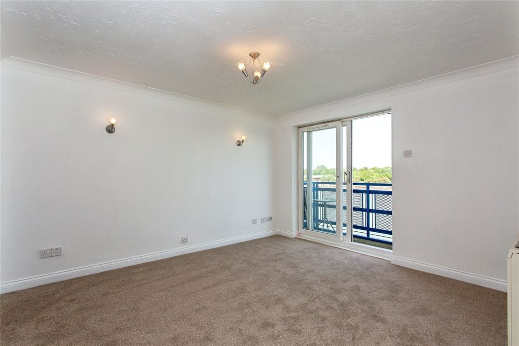 Property photo 3 of 16 Lounge