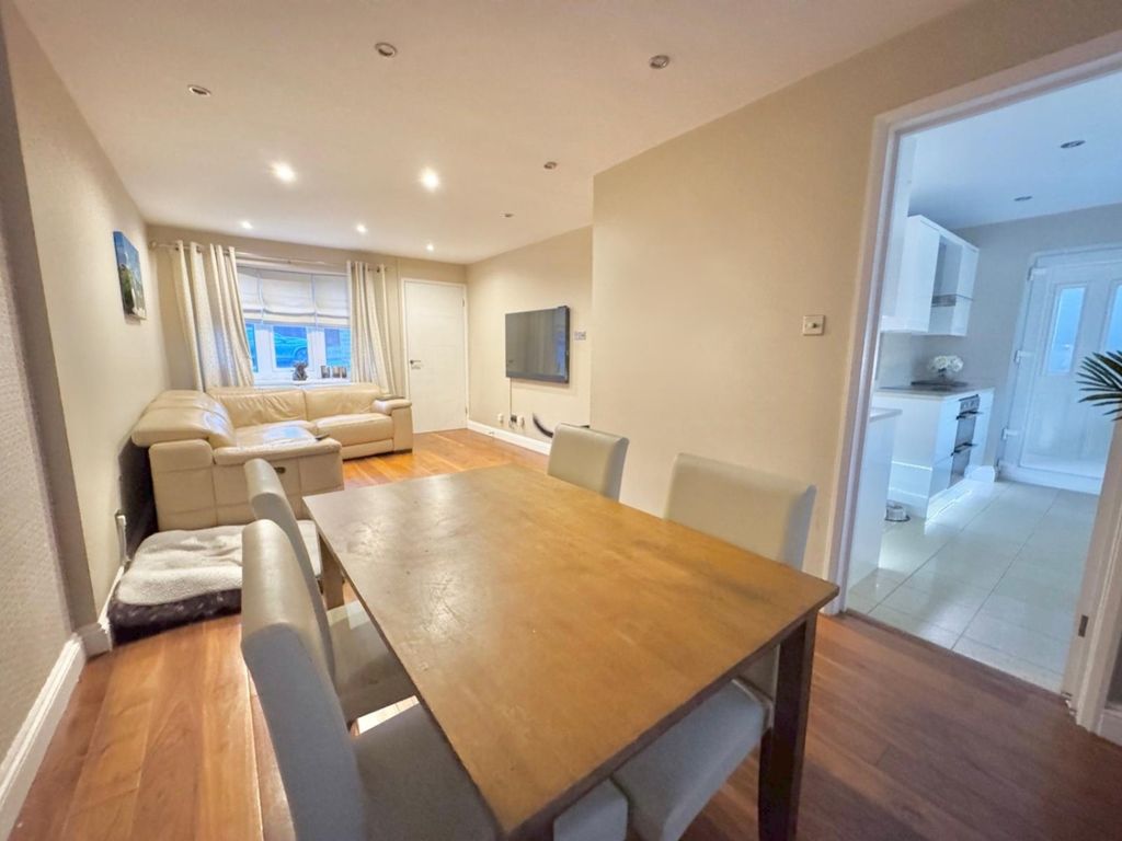 Property photo 2 of 11 7 Bowes Lounge