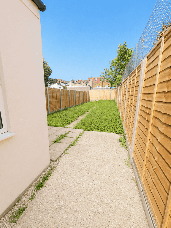 Property photo 1 of 10 Beautifully Renovated And Exceptionally Well-Presented Family Home Available To Let.