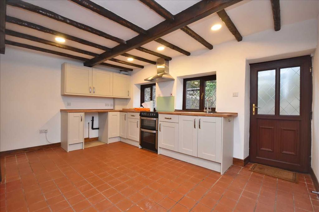 Property photo 3 of 8 Kitchen
