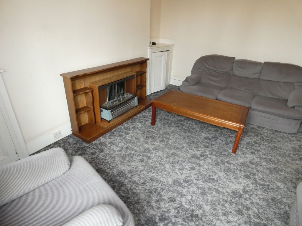 Property photo 3 of 8 Lounge