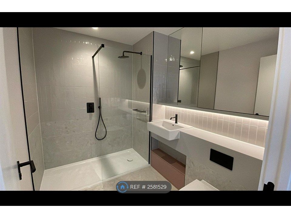 Property photo 1 of 12 Bathroom