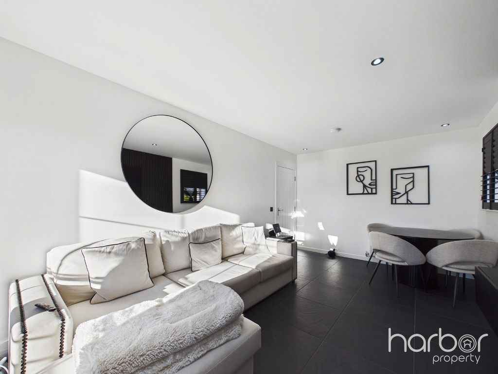 Property photo 3 of 12 5900995