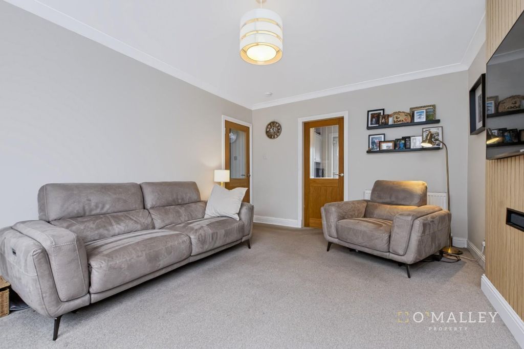 Property photo 3 of 18 Lounge