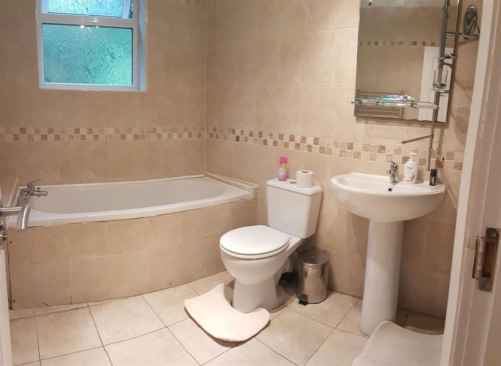 Property photo 3 of 14 A Clean And Well-Maintained Bathroom Featuring A c...