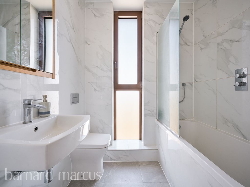 Property photo 2 of 8 Bathroom