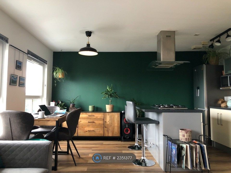 Property photo 1 of 10 Living Room / Kitchen