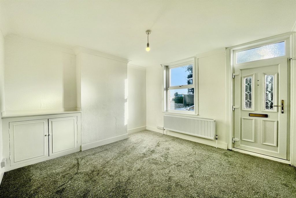 Property photo 1 of 8 (Main)