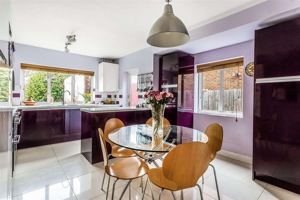 Property photo 3 of 17 15-Nutcroft-Close-29.Jpg
