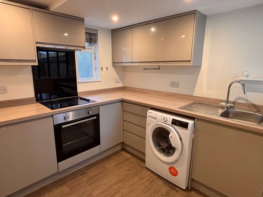 Property photo 3 of 8 Kitchen