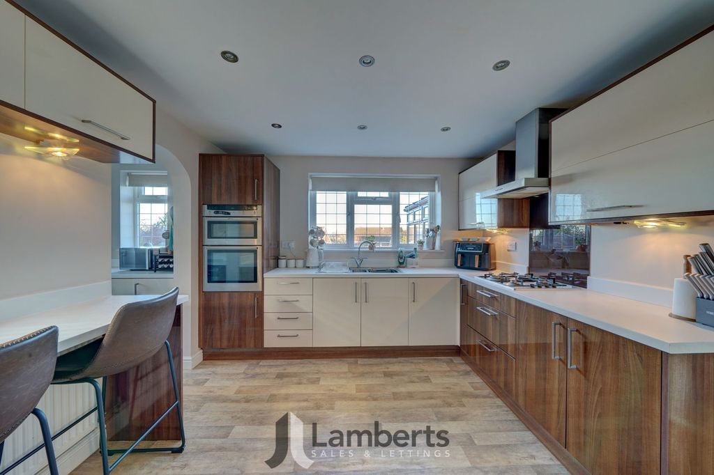 Property photo 3 of 34 Kitchen/Breakfast Room