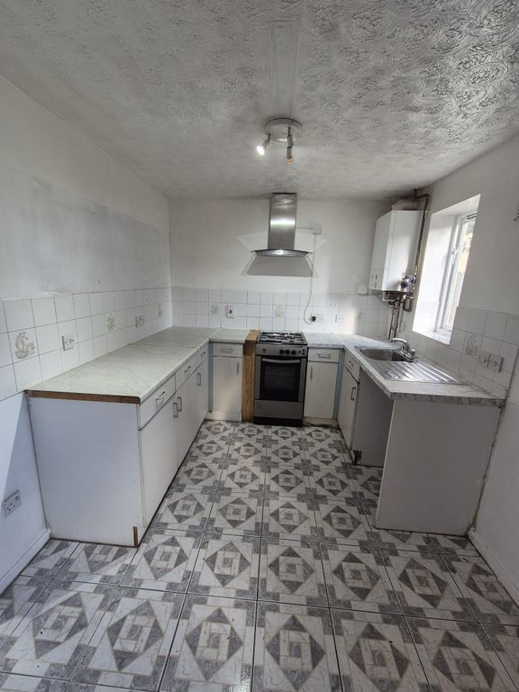 Property photo 3 of 10 Kitchen