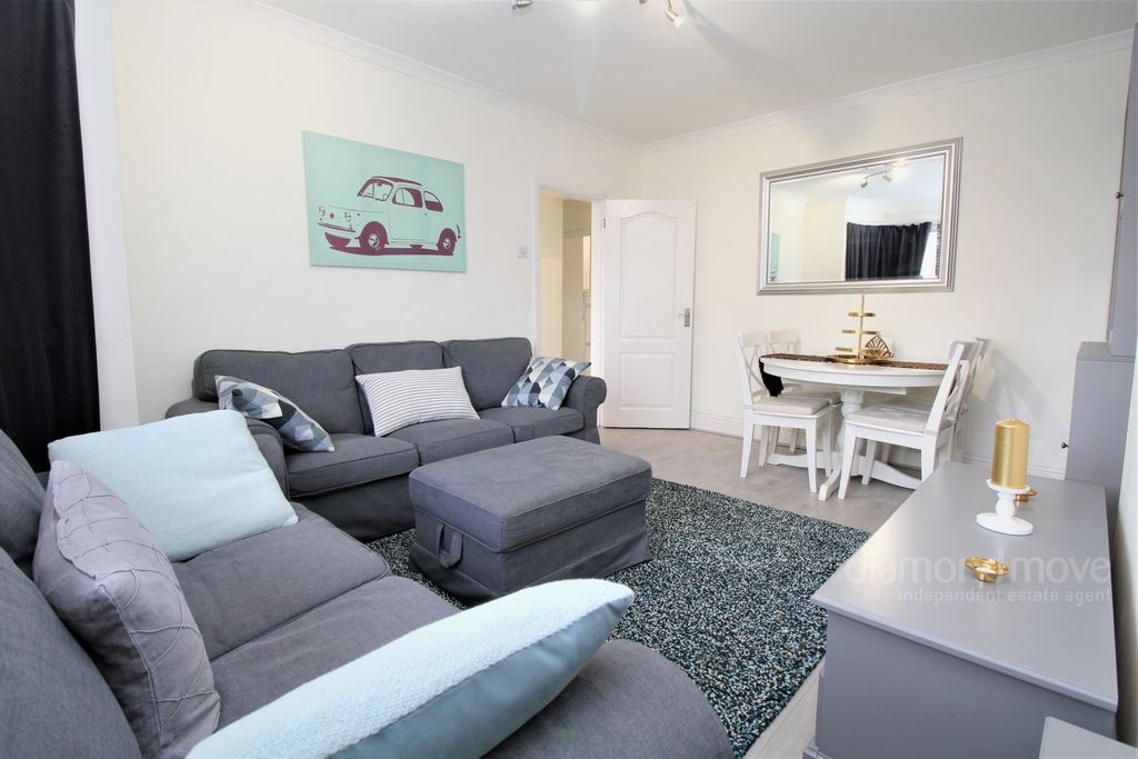 Property photo 1 of 9 Photo 4