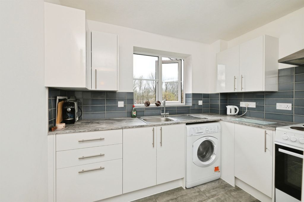 Property photo 2 of 5 Kitchen