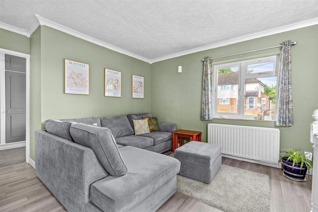 Property photo 3 of 15 16 Highwood Crescent, Hp12 4Ly-4.Jpg