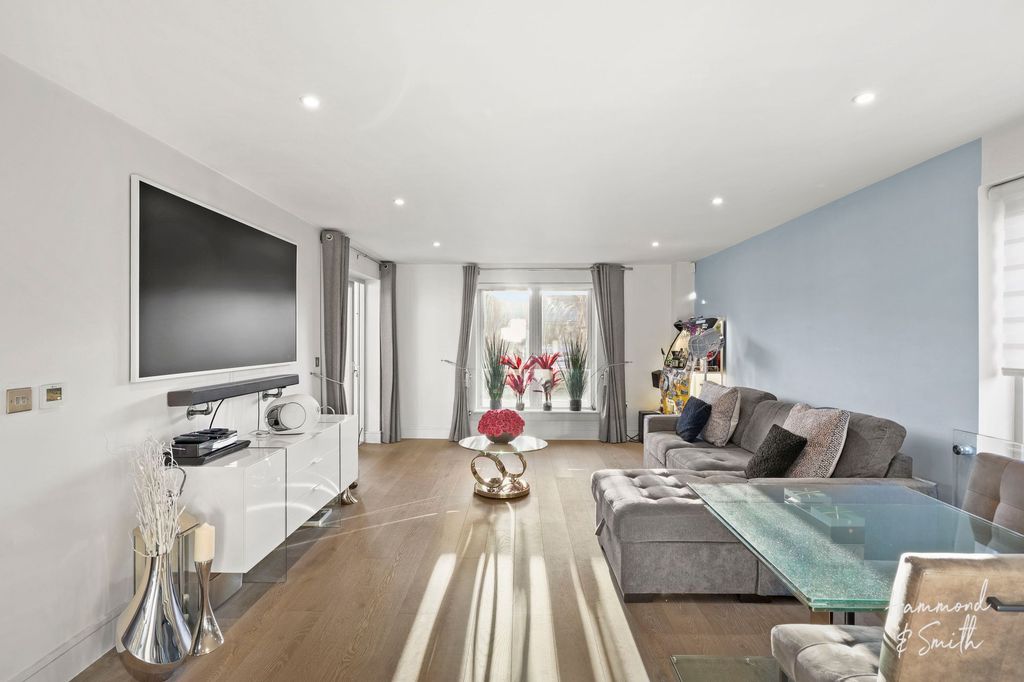 Property photo 3 of 18