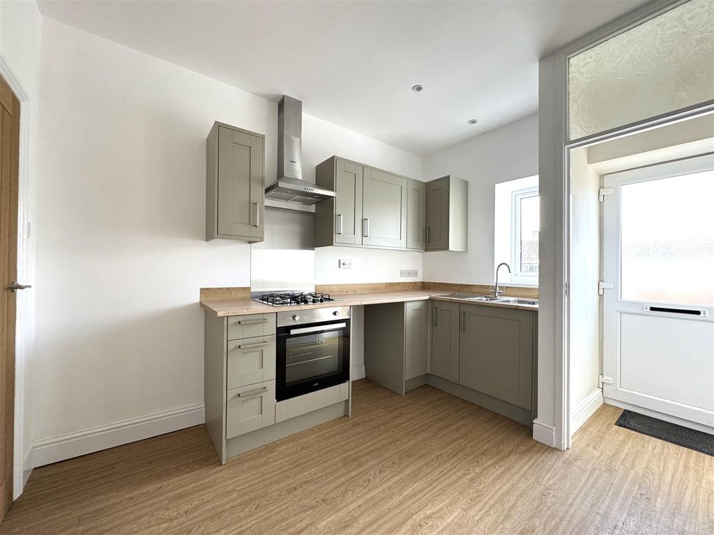 Property photo 2 of 11 Kitchen