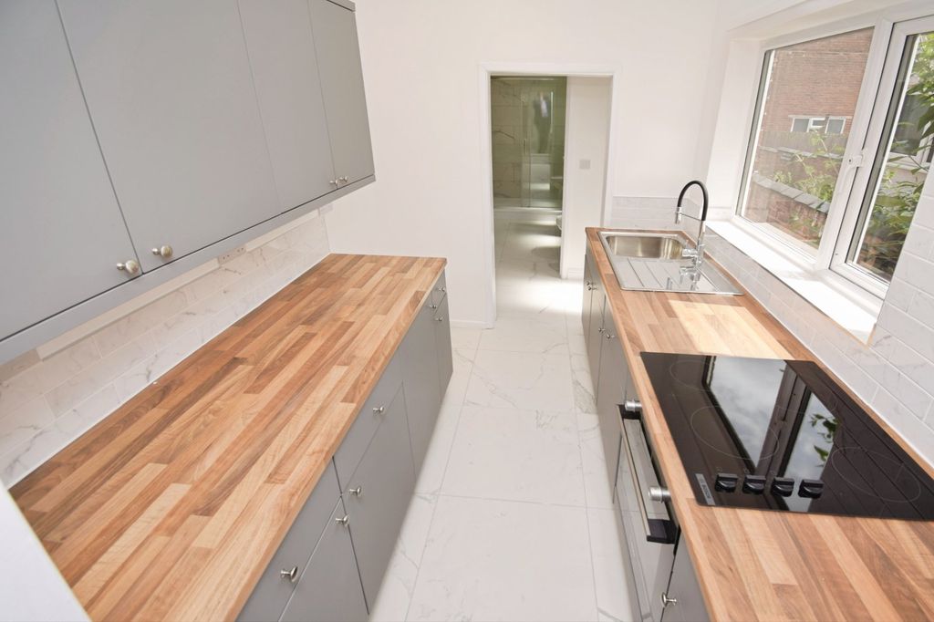 Property photo 2 of 10 Kitchen