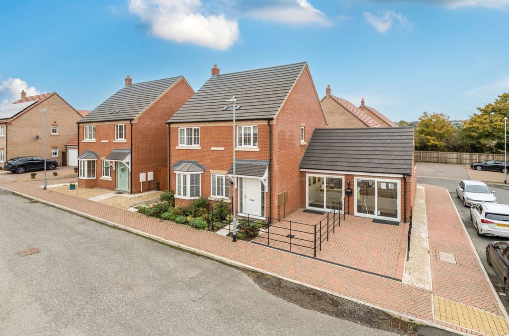 Property photo 2 of 5 Show Home Maple