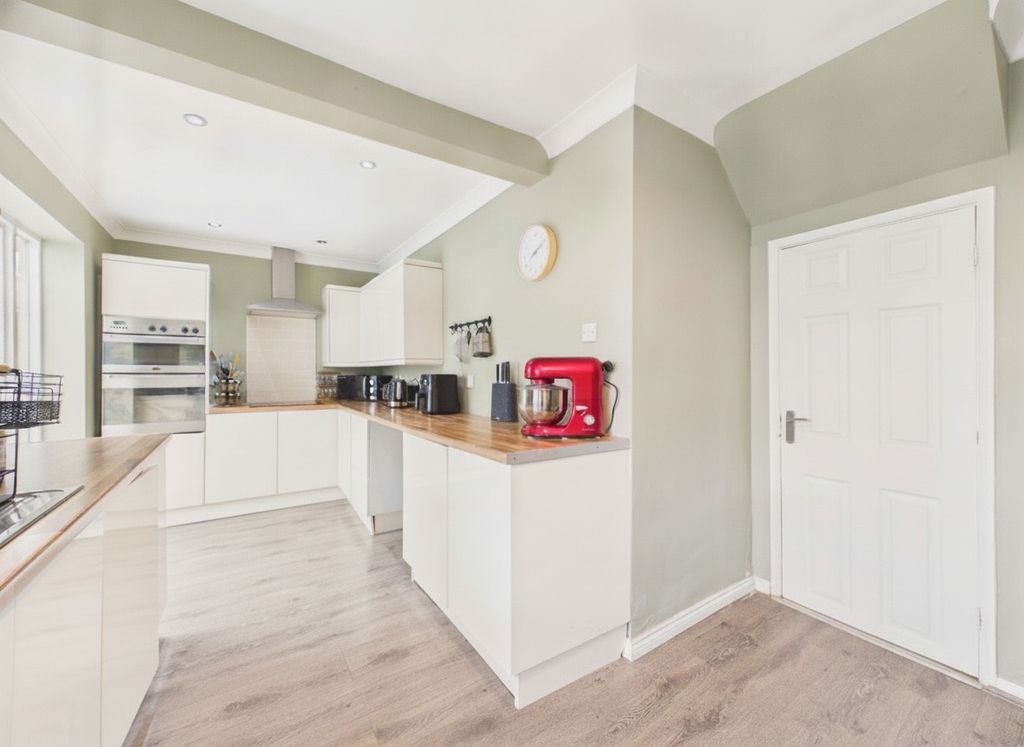 Property photo 2 of 18 5304463
