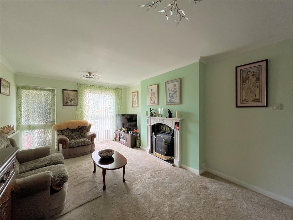 Property photo 3 of 14 Lounge
