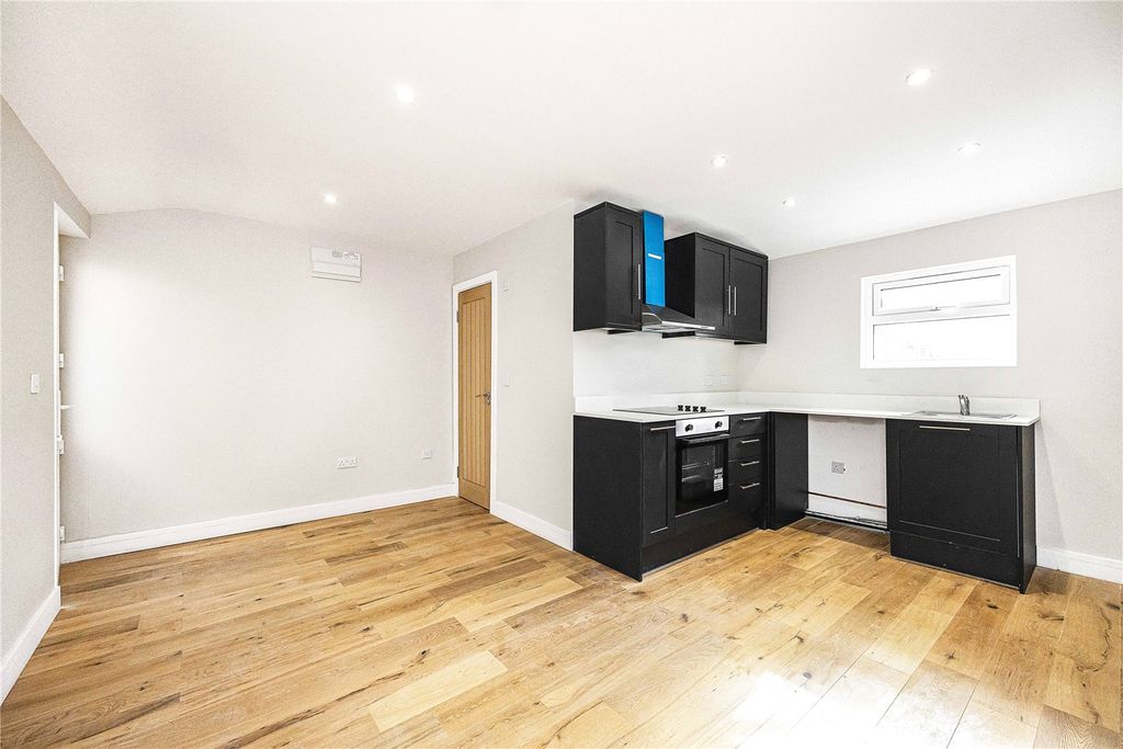 Property photo 1 of 10 Kitchen / Reception