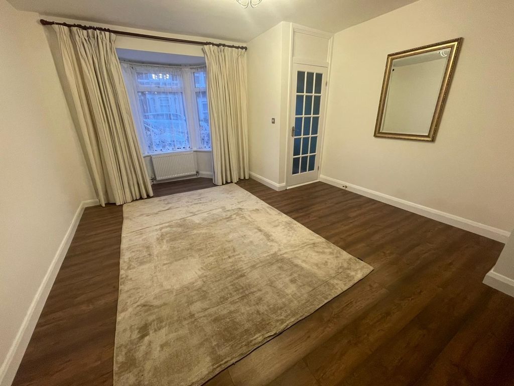 Property photo 1 of 6 Living Room