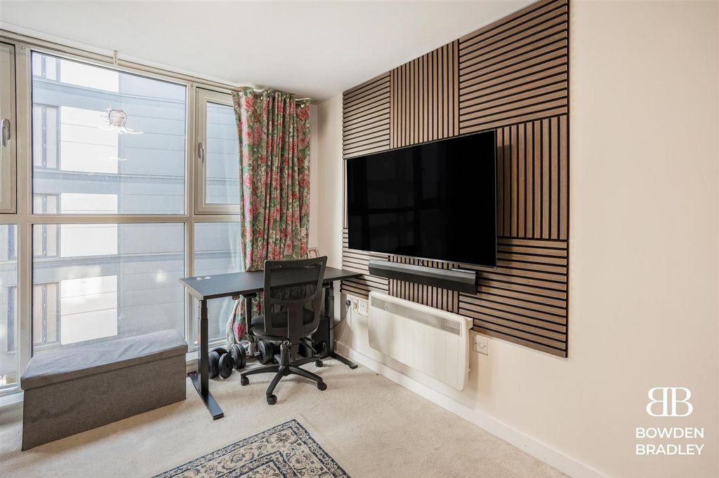 Property photo 3 of 13 Living Room/Kitchen