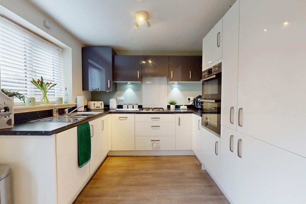 Property photo 2 of 30 4896222