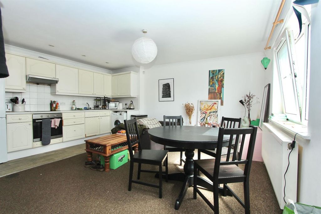 Property photo 3 of 11 Belfast Road, N16