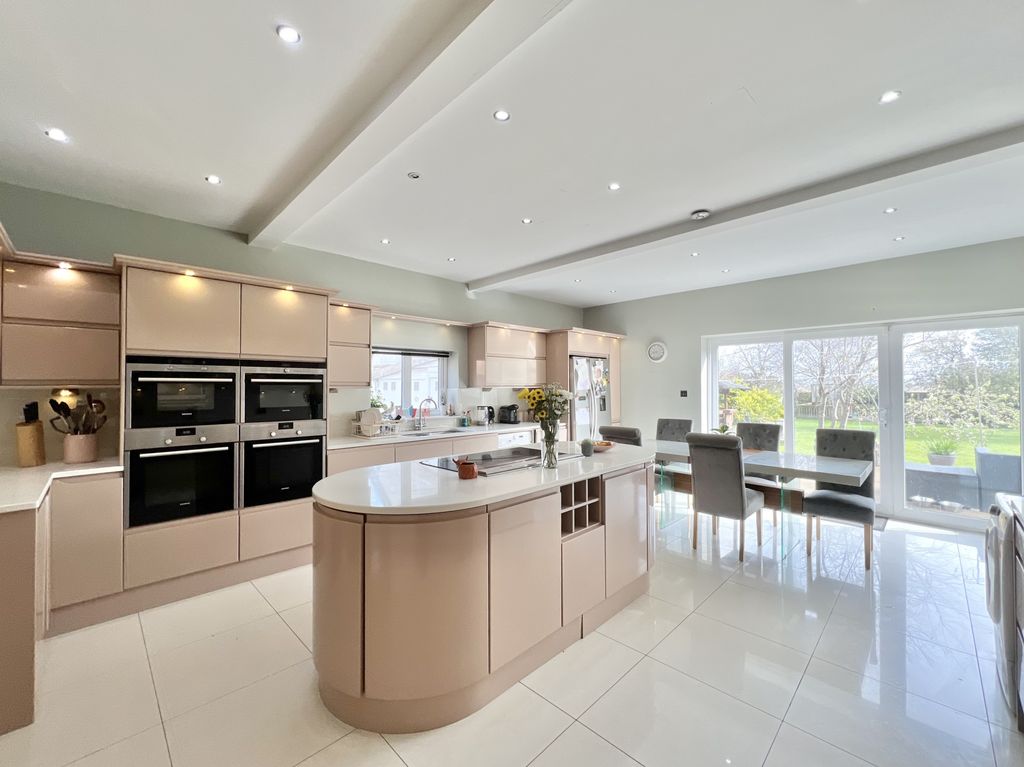 Property photo 3 of 27