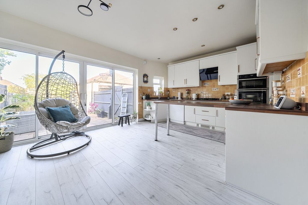 Property photo 2 of 21 1453621-27-69F0F1...