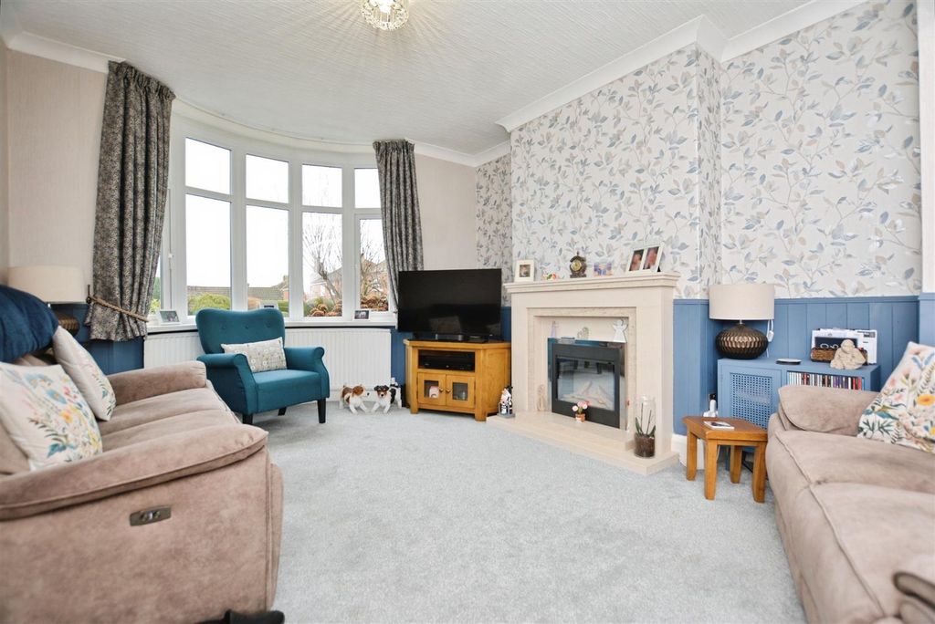 Property photo 2 of 22 Living Room