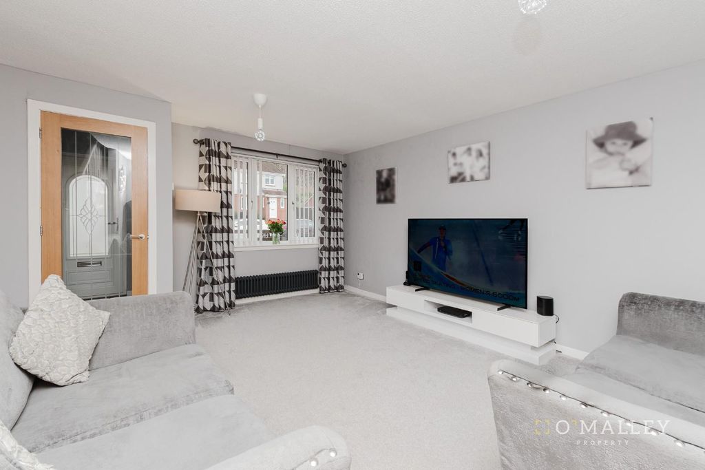 Property photo 3 of 15 Lounge