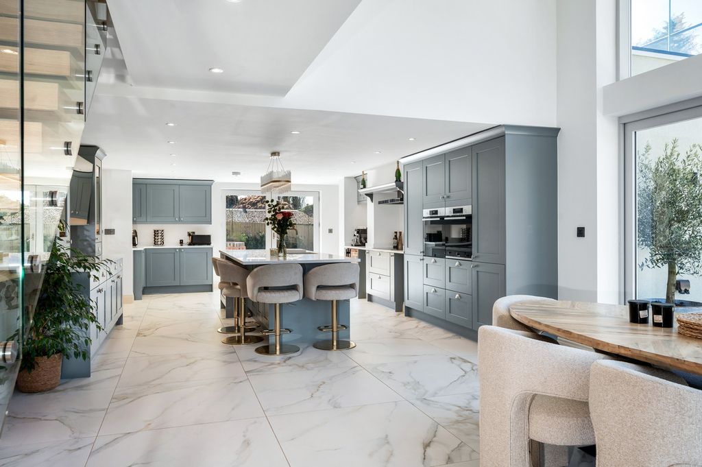 Property photo 2 of 33