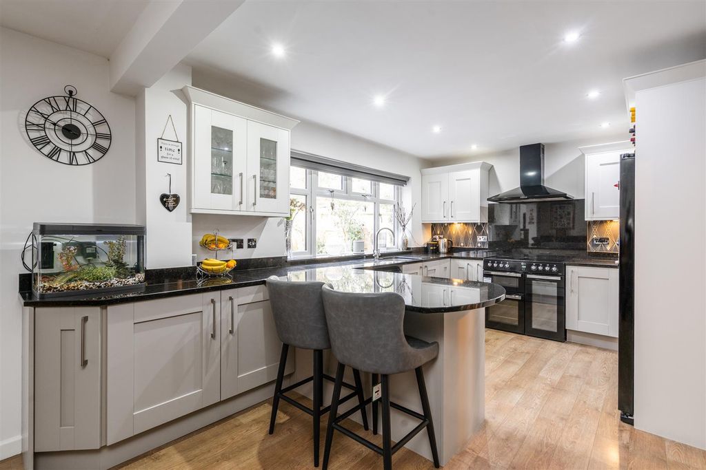 Property photo 3 of 16 11 Whiteslade Close_7.Jpg