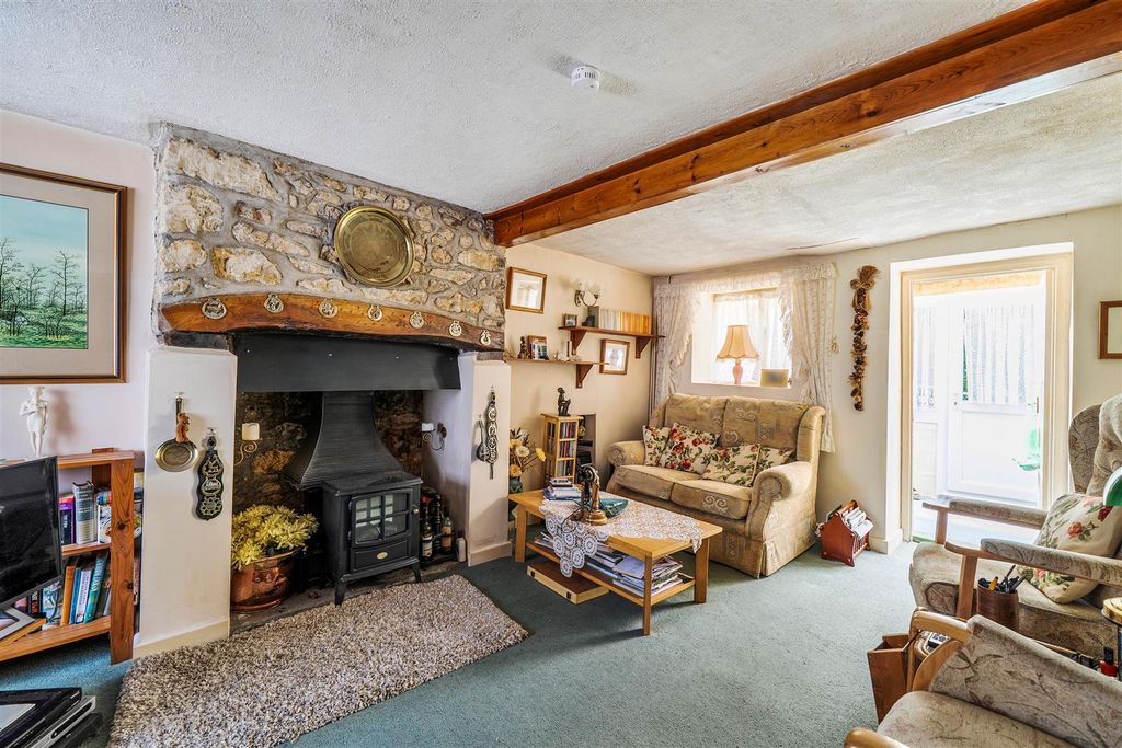 Property photo 3 of 17 Sitting Room