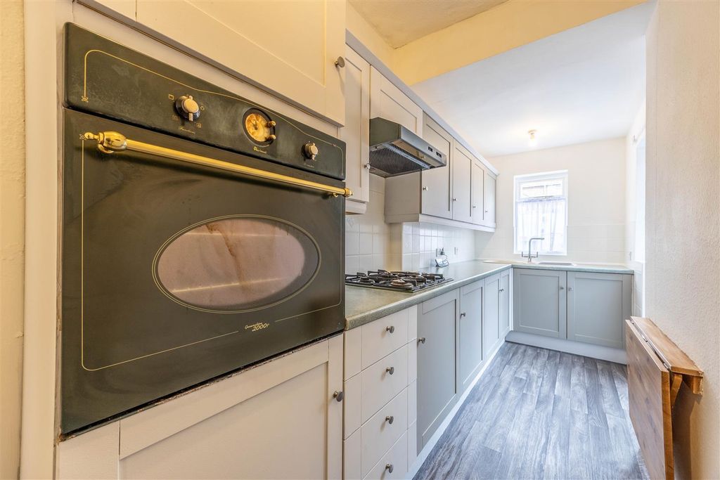 Property photo 3 of 10 Kitchen