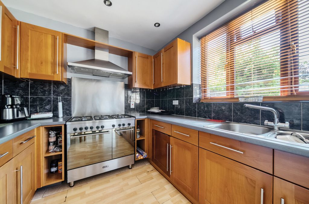 Property photo 2 of 20 1321154-8-686d054...