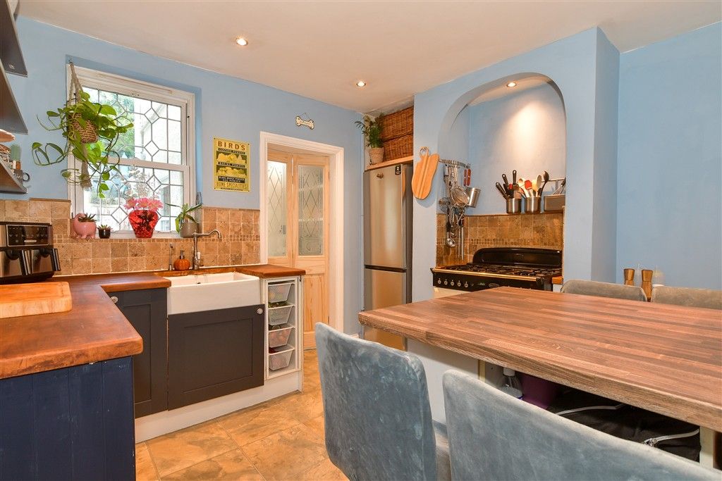 Property photo 3 of 11 Kitchen