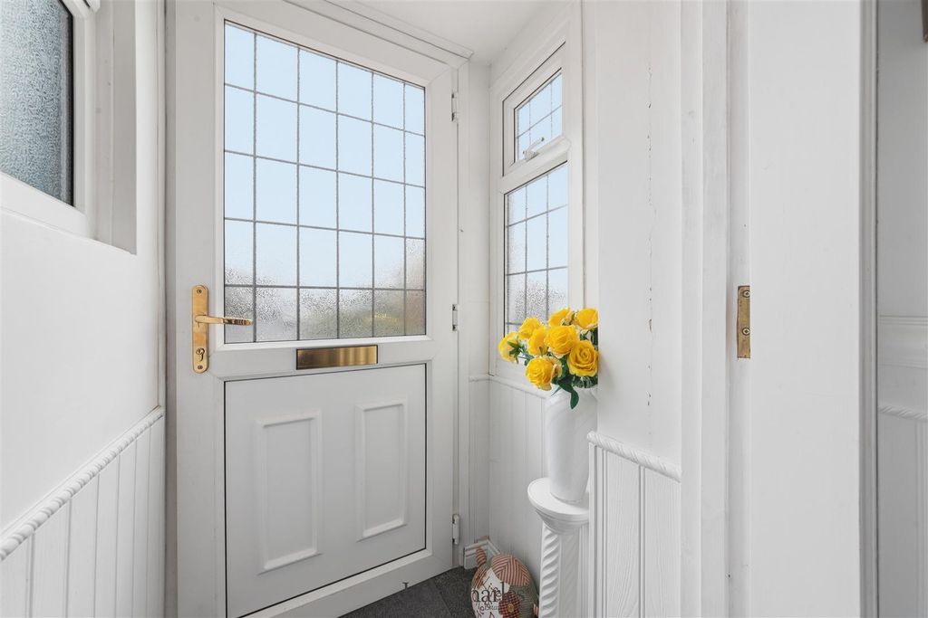 Property photo 2 of 29 27 Croft Close-21.Jpg