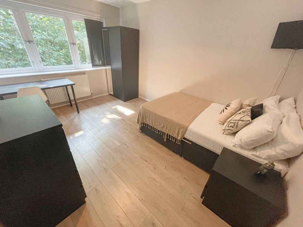 Property photo 2 of 11 74B Parliament (4)